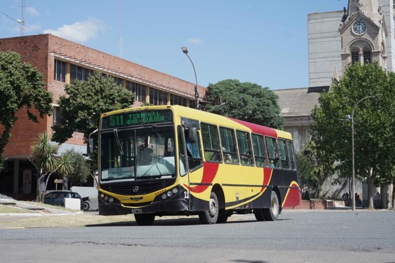 Paro de colectivos en Necochea y Quequén: choferes reclaman el pago del 50% de sus salarios de abril