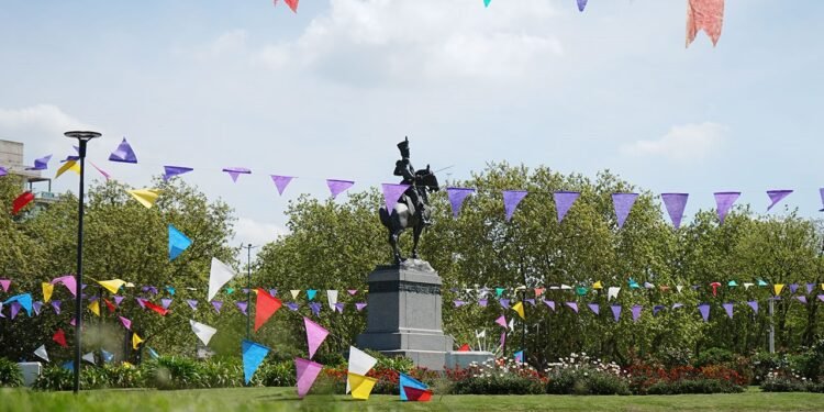 La previa mundialista llega a Necochea con un gran encuentro de figuritas en la Plaza Dardo Rocha