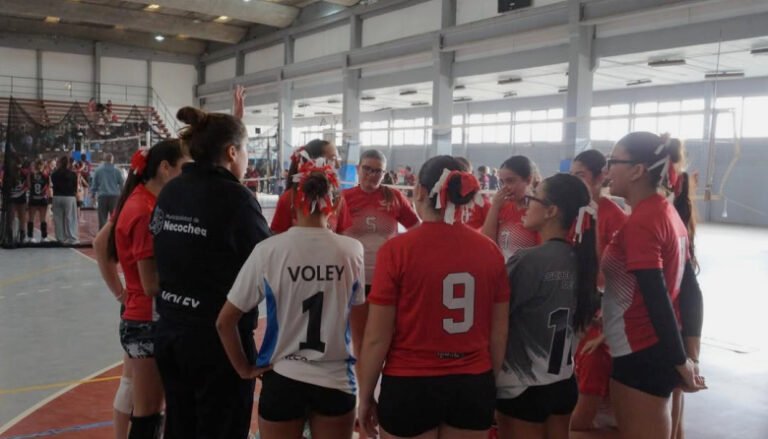 Las chicas de la Escuela Municipal de Vóley tuvieron un debut muy favorable en la liga