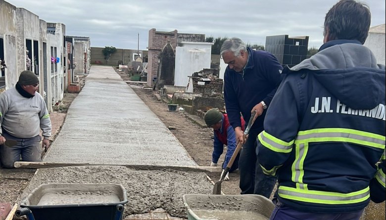 Renovación de veredas en cementerio de Juan N. Fernández