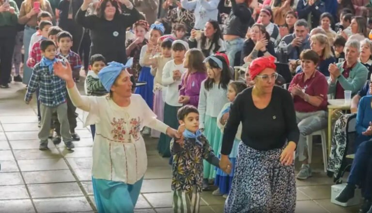 La comunidad se une en la peña de la Escuela 35