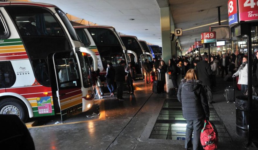 Caputo profundiza el ajuste: eliminó subsidios por pasajes gratuitos en micros de larga distancia