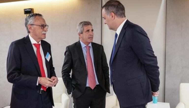 El gobierno reconoce la crisis del PAMI y sale a tomar más deuda