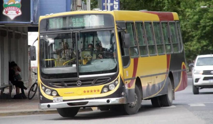 Choferes de colectivos realizan cortes de servicio en Necochea por deudas salariales del 50% de abril