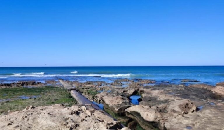 Convocan a movilización en Quequén por el histórico problema del caño cloacal roto en la costa