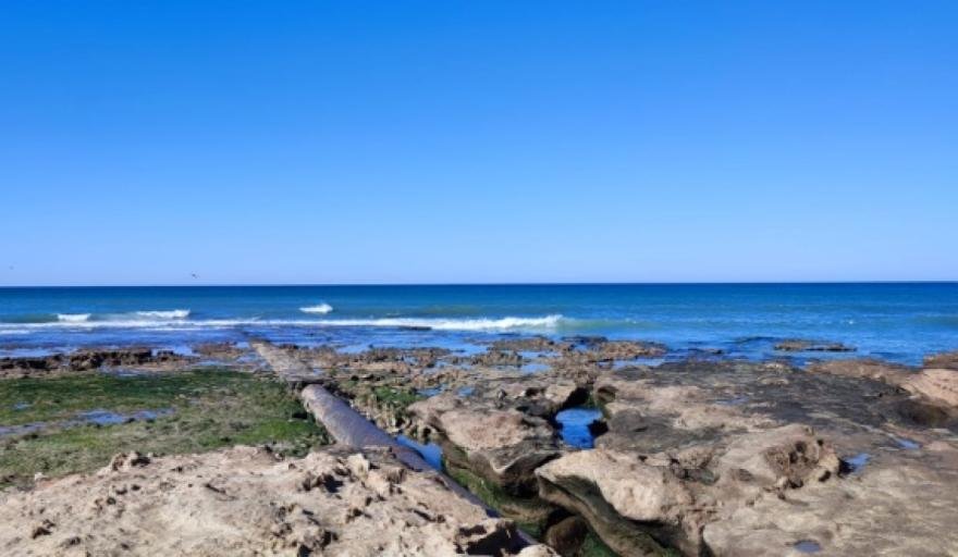 Convocan a movilización en Quequén por el histórico problema del caño cloacal roto en la costa