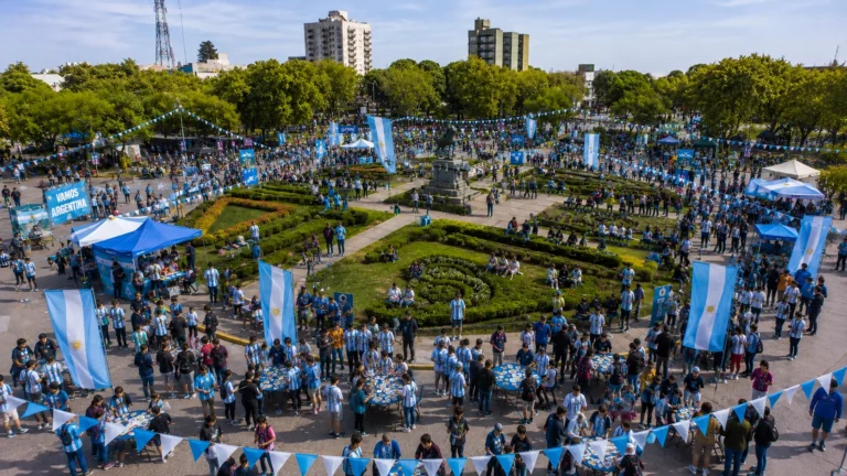 Mega intercambio de figuritas en la Plaza Dardo Rocha antes del debut de la Selección