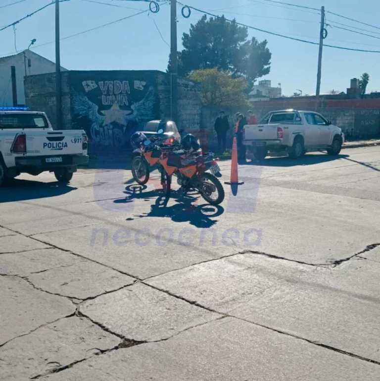 Choque entre camioneta y automóvil en la intersección de calles 67 y 44 de Necochea