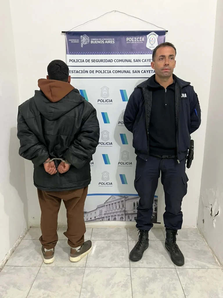 Policía intercepta a un hombre con un arma blanca en la vía pública
