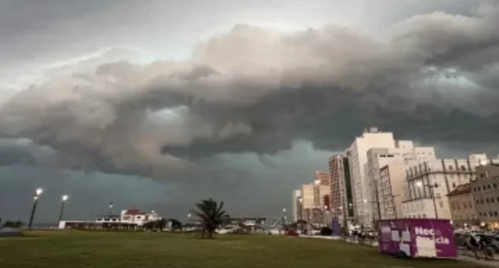 Alerta amarilla para Necochea: se esperan tormentas con granizo y vientos de hasta 70 km/h