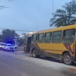 Un principio de incendio en un colectivo cortó la avenida 59 y obligó a evacuar 30 pasajeros