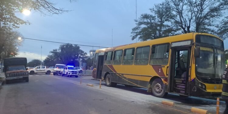 Un principio de incendio en un colectivo cortó la avenida 59 y obligó a evacuar 30 pasajeros