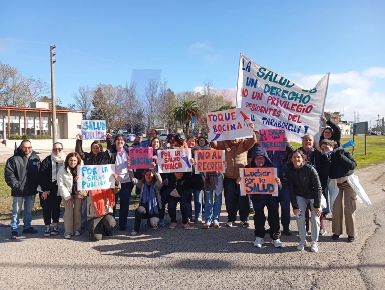 Trabajadores y residentes del Hospital Taraborelli se manifestaron en defensa de la salud pública