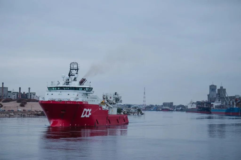 Skandi Hera parte de Puerto Quequén