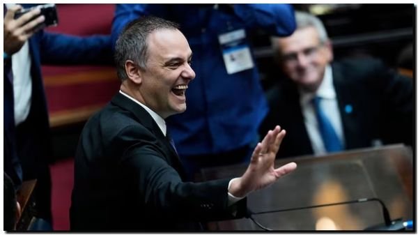 Humor político: un diccionario satírico para traducir el lenguaje oficial del Gobierno