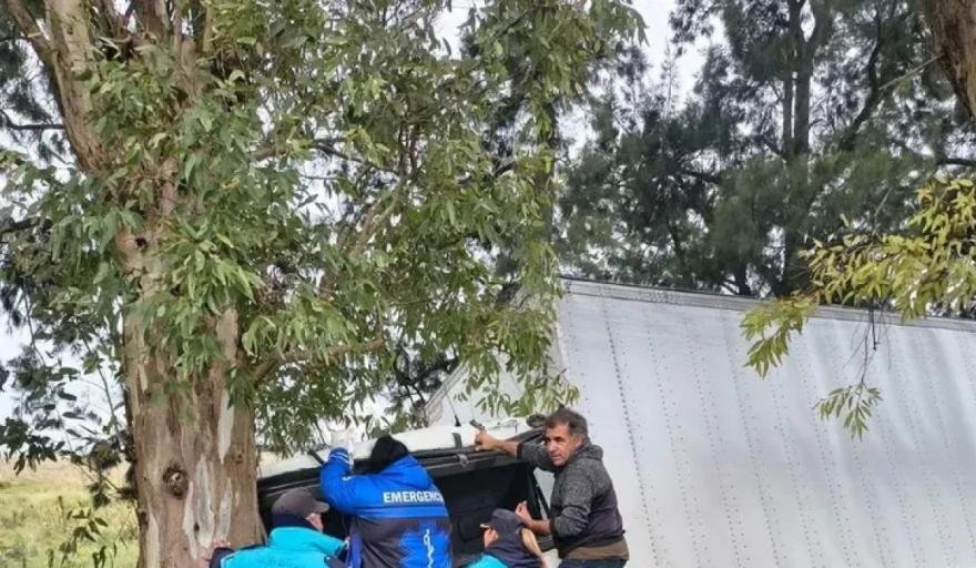 Camionero quedó atrapado tras chocar en la Ruta 2: bomberos y SAME trabajaron para rescatarlo