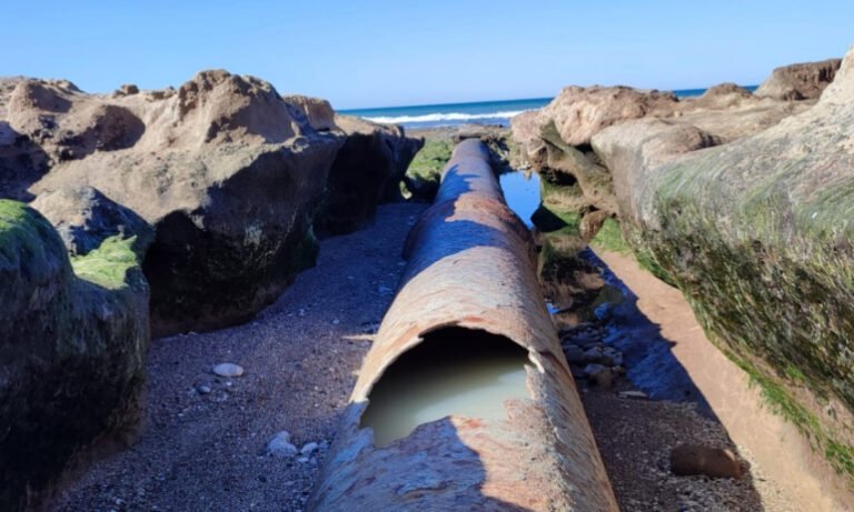 Movilización en Bahía de los Vientos por el emisario cloacal roto en Quequén