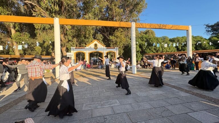 La Academia Folklórica Mariano Necochea festeja el 25 de Mayo