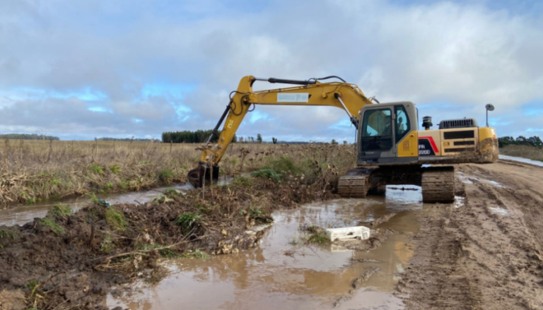 La Municipalidad de Necochea continúa trabajos en caminos rurales después de la emergencia hídrica