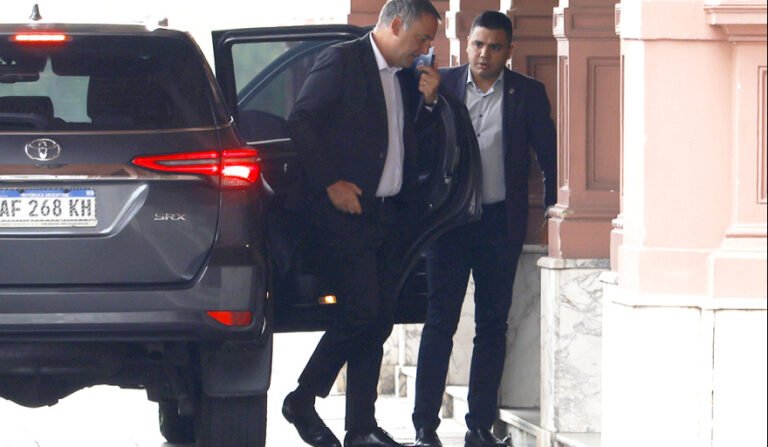 Adorni suma presión judicial y política mientras Milei ratifica su respaldo