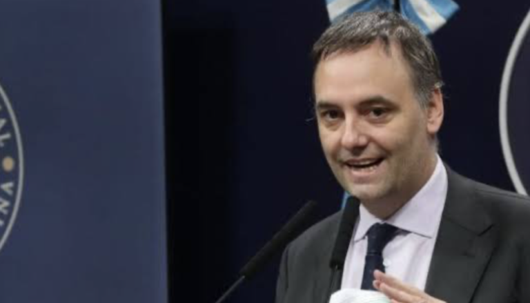 Adorni deja el Gobierno