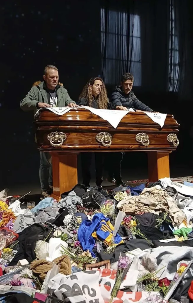 Millones de fanáticos despiden al Indio Solari en un multitudinario velatorio en Avellaneda