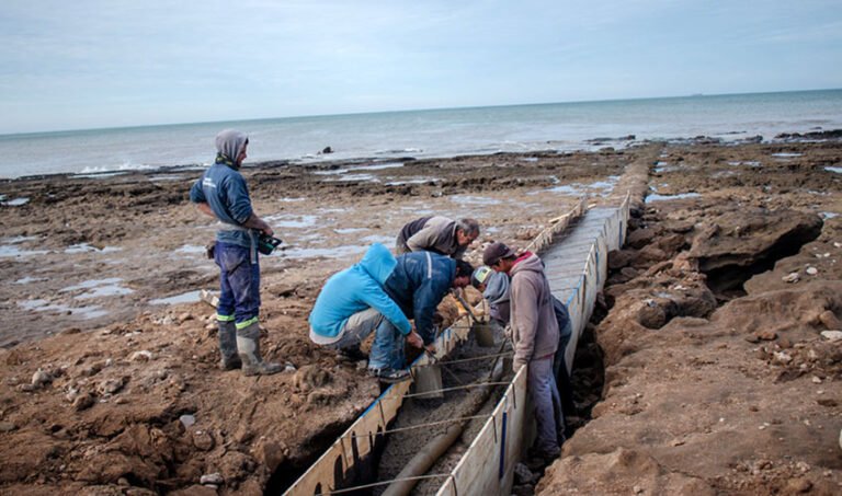 Reparan emisario cloacal en Punta Carballido