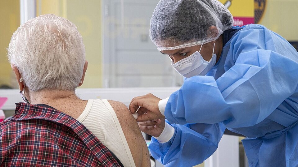 Salud distribuyó más de 550 mil dosis adicionales de vacuna antigripal para adultos
