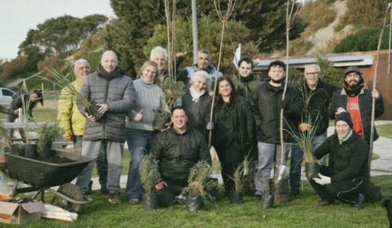 Quequén: vecinos plantan árboles