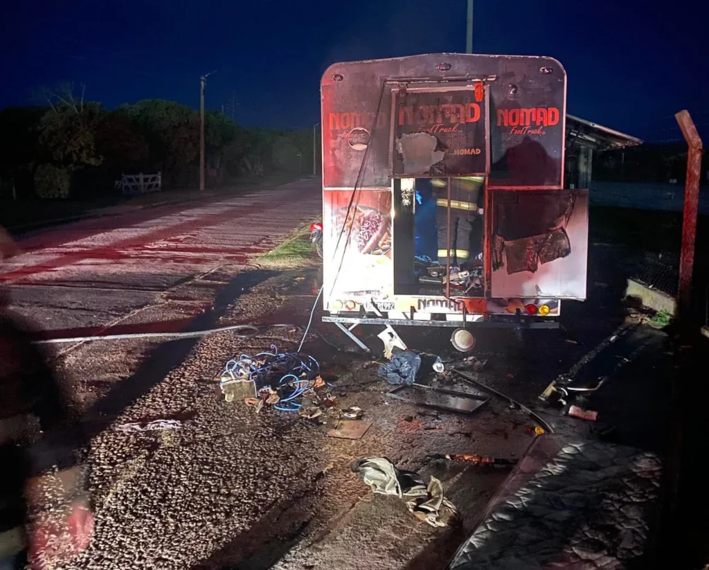 Un incendio intencional destruyó un food truck en Necochea