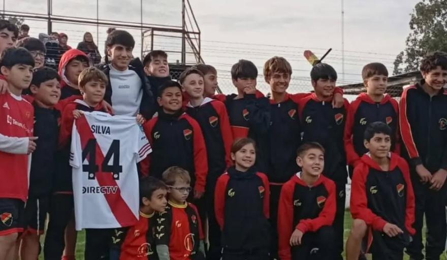 Lucas Silva regresa a su hogar y recibe el abrazo de su pueblo