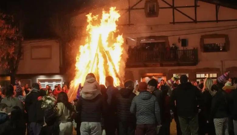 Hoguera de San Juan: Noche de tradición y celebración