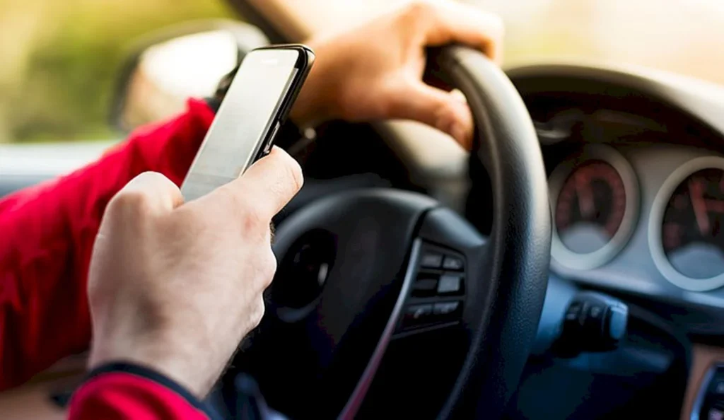 Conciencia y seguridad en la vía pública: campaña contra el uso del celular al volante