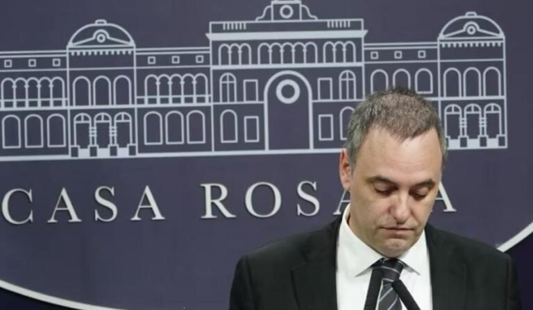 Adorni renunció a la Jefatura de Gabinete y apuntó contra la prensa