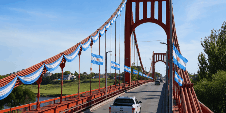 Puente colgante se viste de celeste y blanco