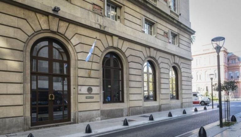 Milei aumenta nuevamente fondos para la SIDE y destina $7,5 mil millones a gastos reservados