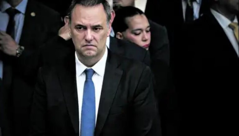 La Justicia prohíbe a Manuel Adorni salir del país sin autorización previa
