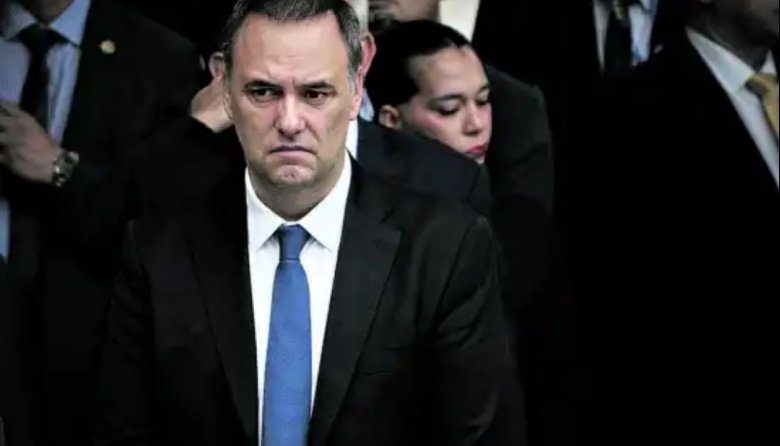 La Justicia prohíbe a Manuel Adorni salir del país sin autorización previa