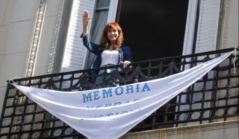 Cristina Fernández de Kirchner denunció su proscripción y prometió ‘volver a caminar juntos’