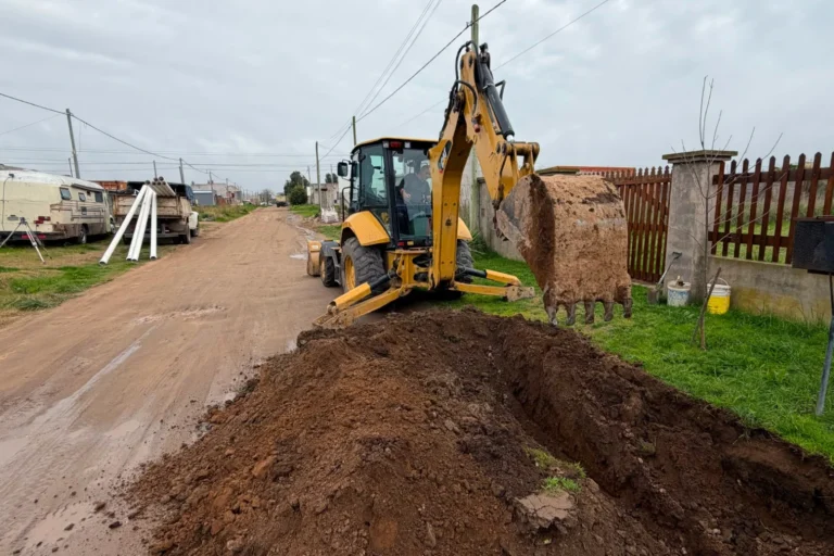 Ampliación de servicios de agua y cloacas en Necochea