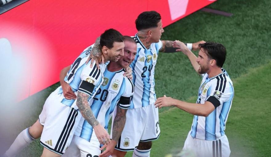 Argentina busca el bicampeonato ante Inglaterra: hora, formaciones e historial