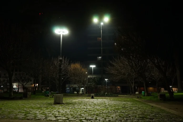 Avance en el alumbrado público de Necochea: renovaciones en Plaza San Martín y otros sectores
