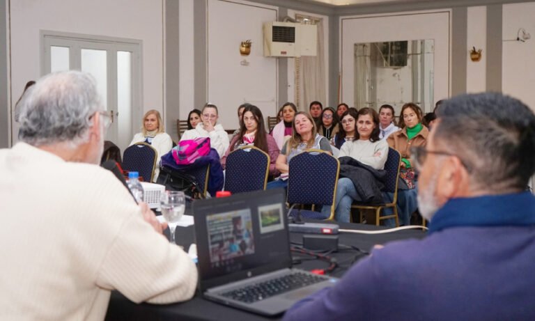 Charla-taller sobre bienestar docente promueve salud mental en Necochea