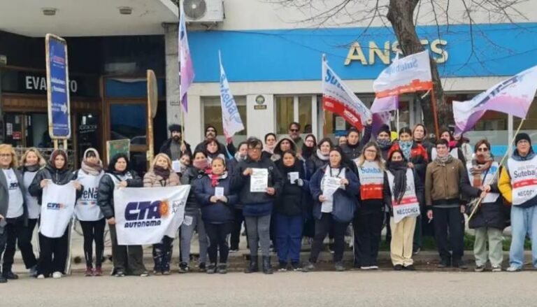 Protesta en Necochea: CGT, CTA y Utep defienden trabajo y jubilaciones