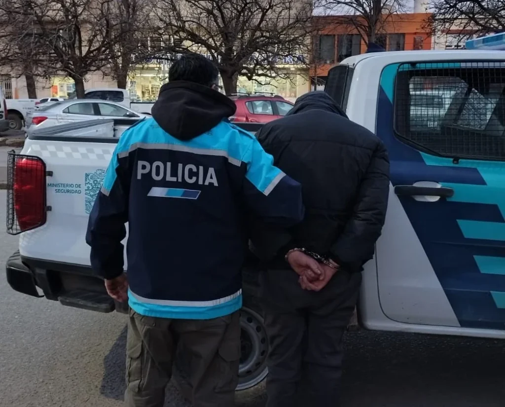 Detienen a hombre por robo de motocicleta