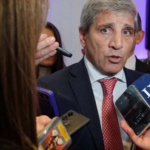 Caputo insta a la paciencia mientras el gobierno impulsa el cambio económico en Argentina
