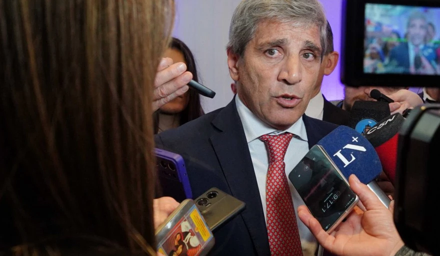 Caputo insta a la paciencia mientras el gobierno impulsa el cambio económico en Argentina