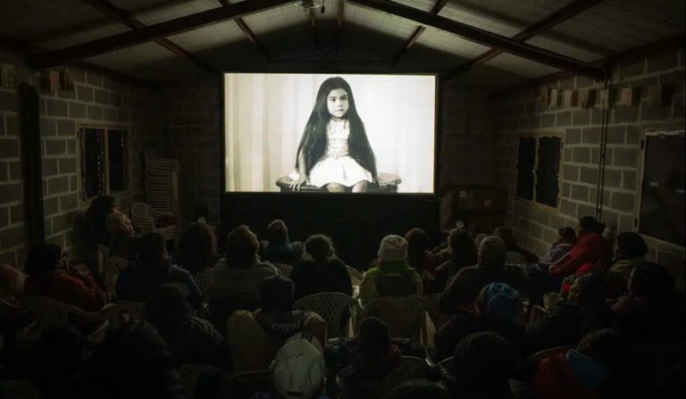 Lucrecia Martel y “Nuestra Tierra”: un documental que cuestiona la historia oficial