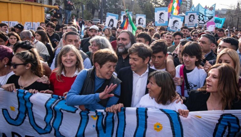 Kicillof se integra a la marcha de La Noche los Lápices pese a la polémica por los micros