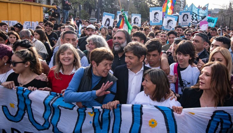 Kicillof se integra a la marcha de La Noche los Lápices pese a la polémica por los micros
